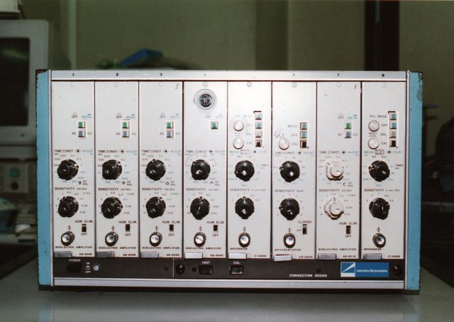 整体アンプのラック。横に8個のアンプユニットが格納されている。